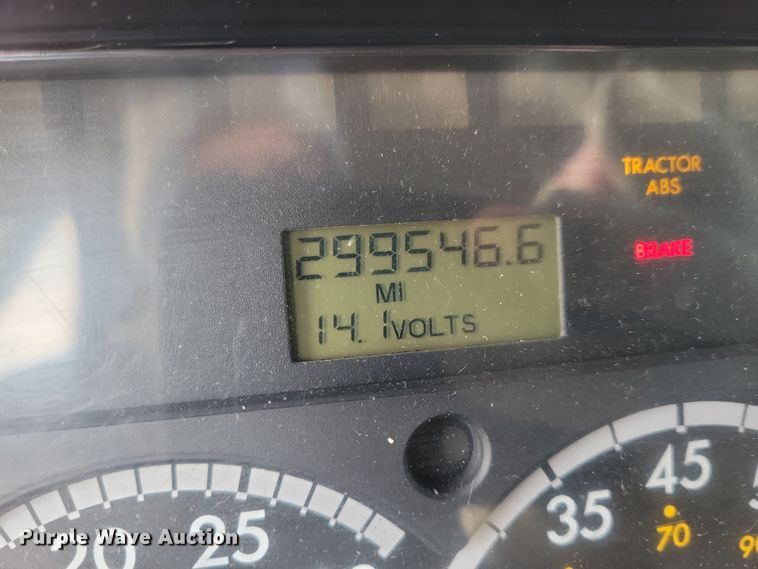 image for item NB9979 2005 Freightliner  Business Class M2 oil distributor truck