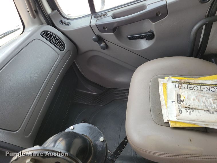 image for item NB9979 2005 Freightliner  Business Class M2 oil distributor truck