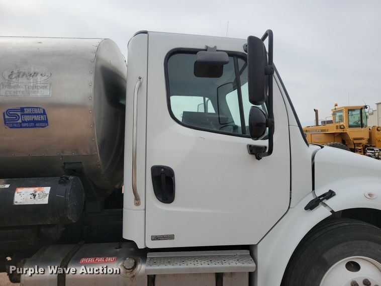 image for item NB9979 2005 Freightliner  Business Class M2 oil distributor truck