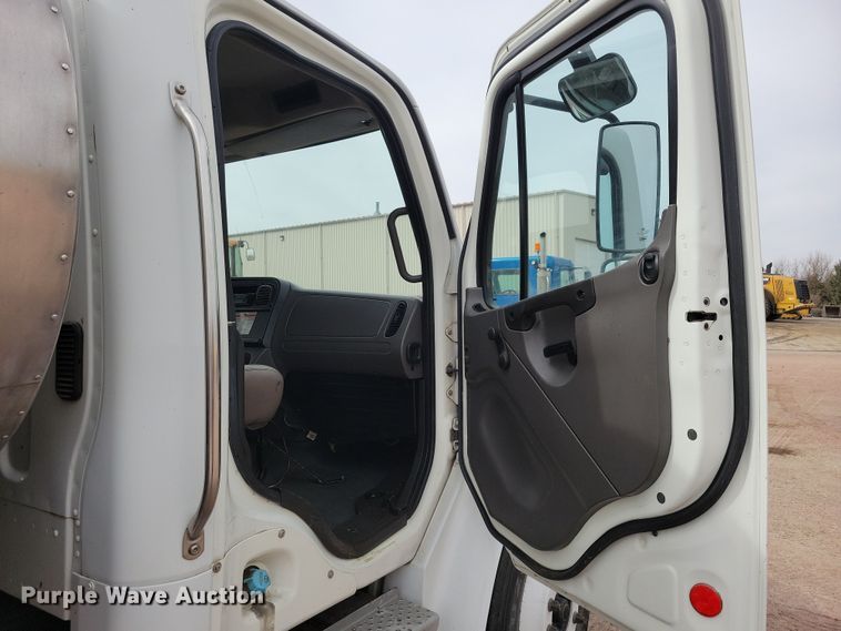 image for item NB9979 2005 Freightliner  Business Class M2 oil distributor truck