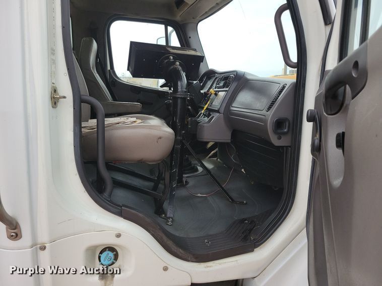 image for item NB9979 2005 Freightliner  Business Class M2 oil distributor truck