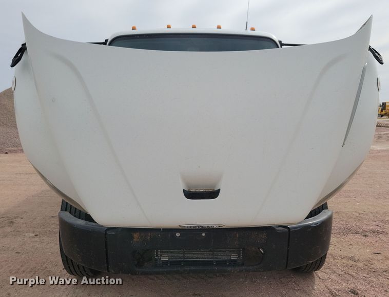 image for item NB9979 2005 Freightliner  Business Class M2 oil distributor truck