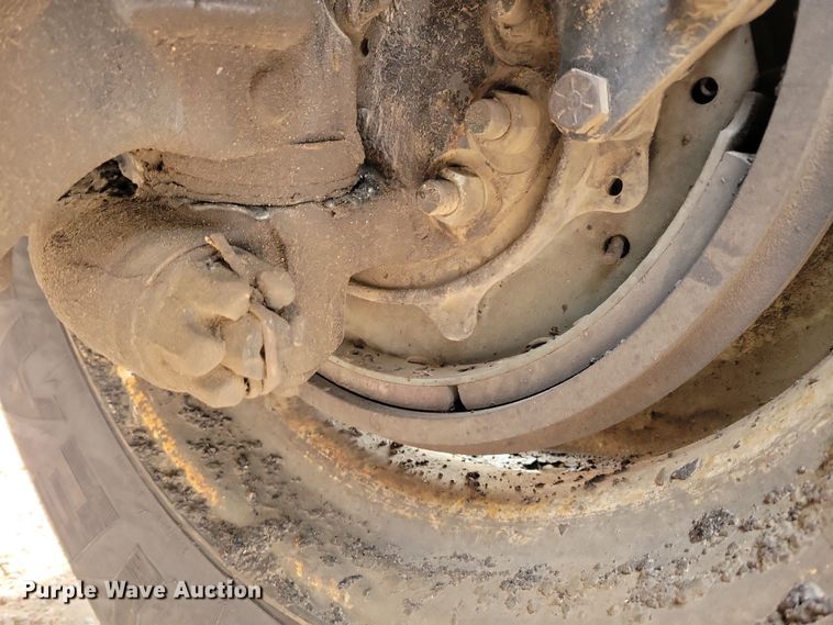 image for item NB9979 2005 Freightliner  Business Class M2 oil distributor truck