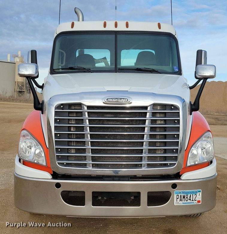 image for item NB9982 2014 Freightliner Cascadia 125 semi truck