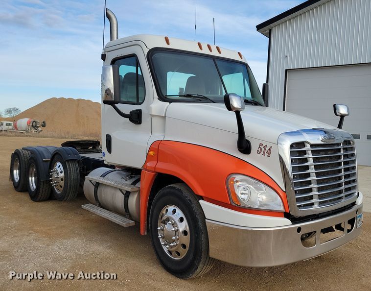 image for item NB9982 2014 Freightliner Cascadia 125 semi truck