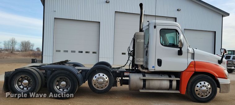 image for item NB9982 2014 Freightliner Cascadia 125 semi truck