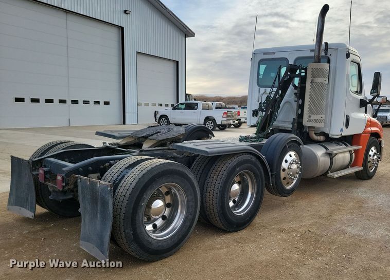 image for item NB9982 2014 Freightliner Cascadia 125 semi truck