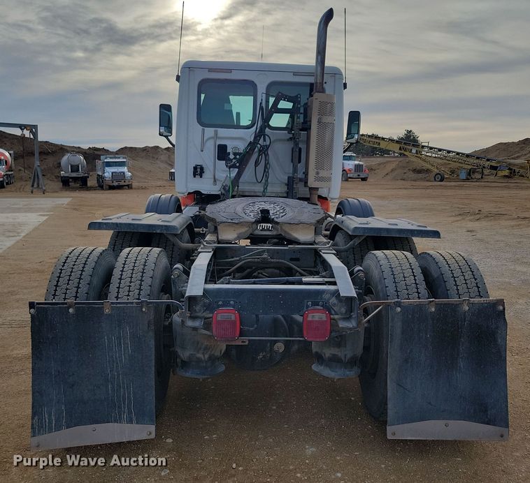 image for item NB9982 2014 Freightliner Cascadia 125 semi truck
