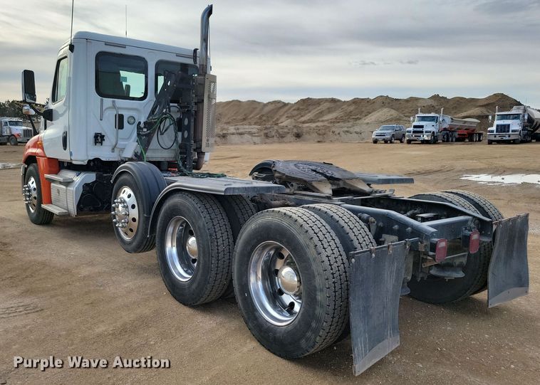 image for item NB9982 2014 Freightliner Cascadia 125 semi truck