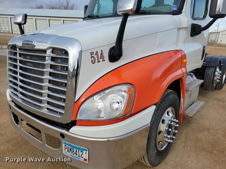 image for item NB9982 2014 Freightliner Cascadia 125 semi truck