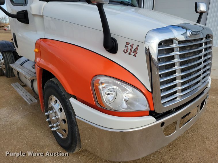 image for item NB9982 2014 Freightliner Cascadia 125 semi truck