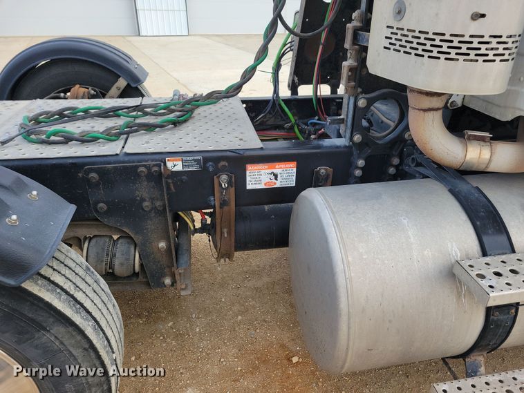 image for item NB9982 2014 Freightliner Cascadia 125 semi truck