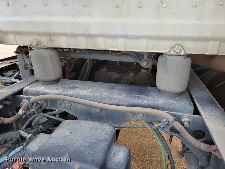 image for item NB9982 2014 Freightliner Cascadia 125 semi truck