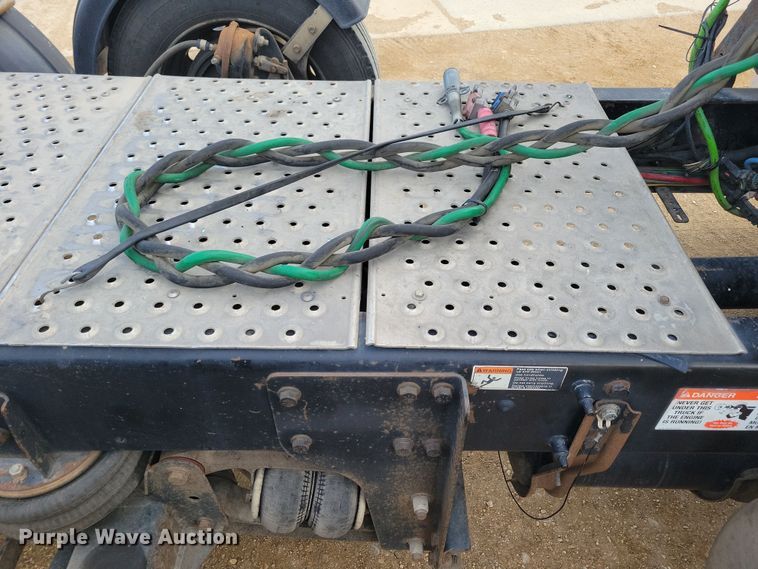 image for item NB9982 2014 Freightliner Cascadia 125 semi truck