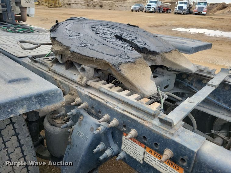 image for item NB9982 2014 Freightliner Cascadia 125 semi truck