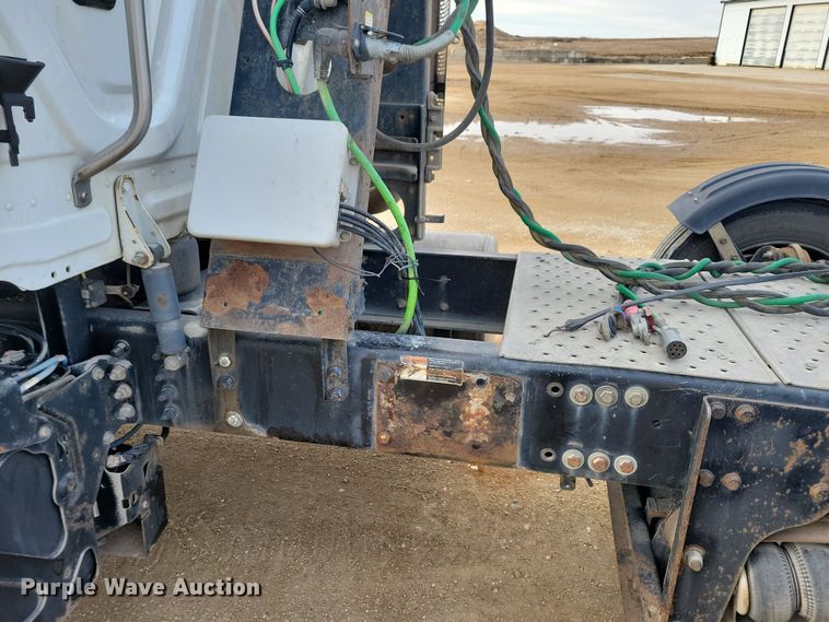 image for item NB9982 2014 Freightliner Cascadia 125 semi truck