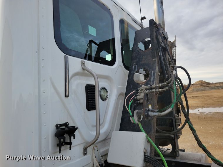 image for item NB9982 2014 Freightliner Cascadia 125 semi truck