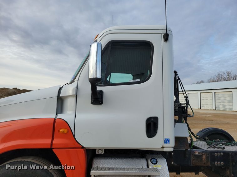 image for item NB9982 2014 Freightliner Cascadia 125 semi truck