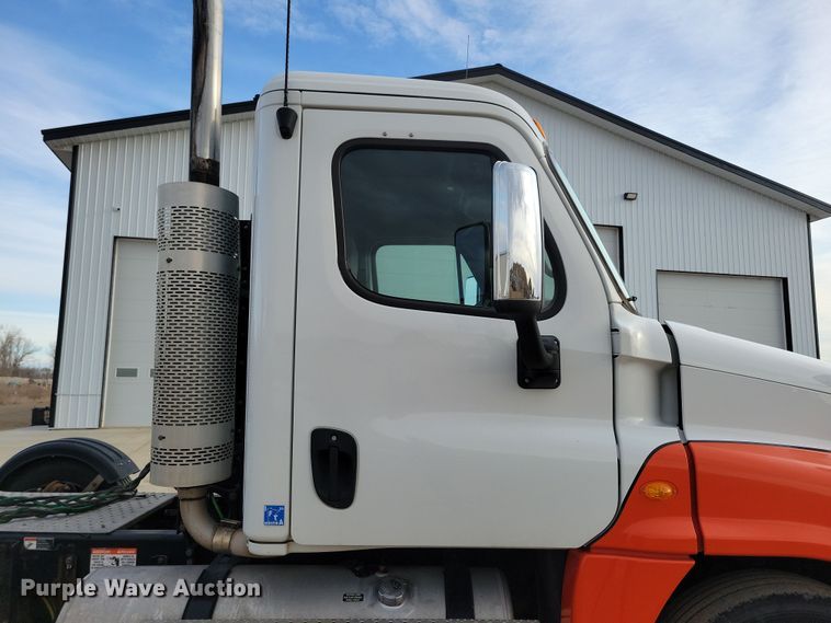 image for item NB9982 2014 Freightliner Cascadia 125 semi truck