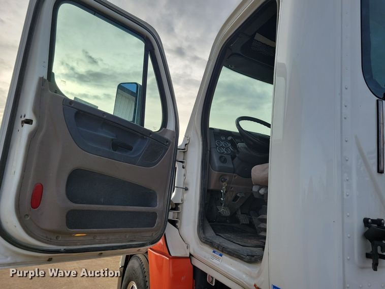 image for item NB9982 2014 Freightliner Cascadia 125 semi truck