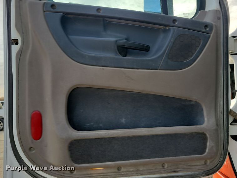 image for item NB9982 2014 Freightliner Cascadia 125 semi truck