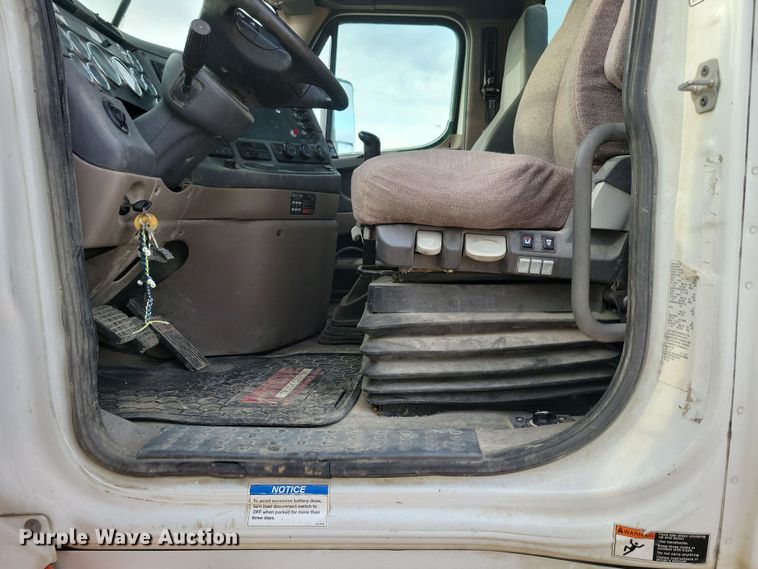 image for item NB9982 2014 Freightliner Cascadia 125 semi truck