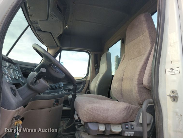 image for item NB9982 2014 Freightliner Cascadia 125 semi truck