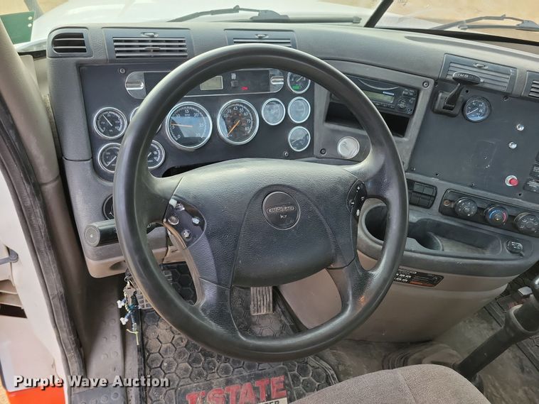 image for item NB9982 2014 Freightliner Cascadia 125 semi truck