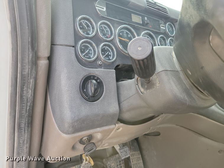 image for item NB9982 2014 Freightliner Cascadia 125 semi truck