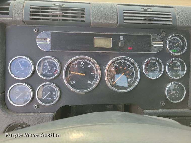 image for item NB9982 2014 Freightliner Cascadia 125 semi truck