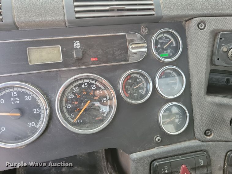 image for item NB9982 2014 Freightliner Cascadia 125 semi truck