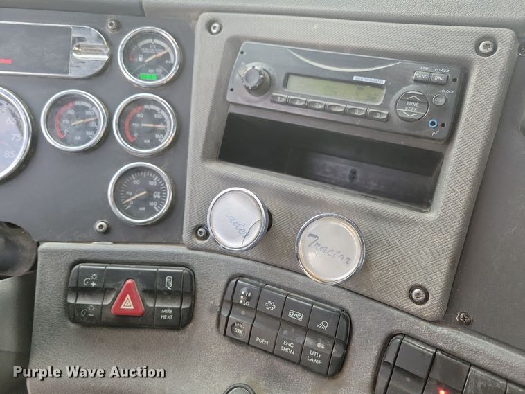 image for item NB9982 2014 Freightliner Cascadia 125 semi truck