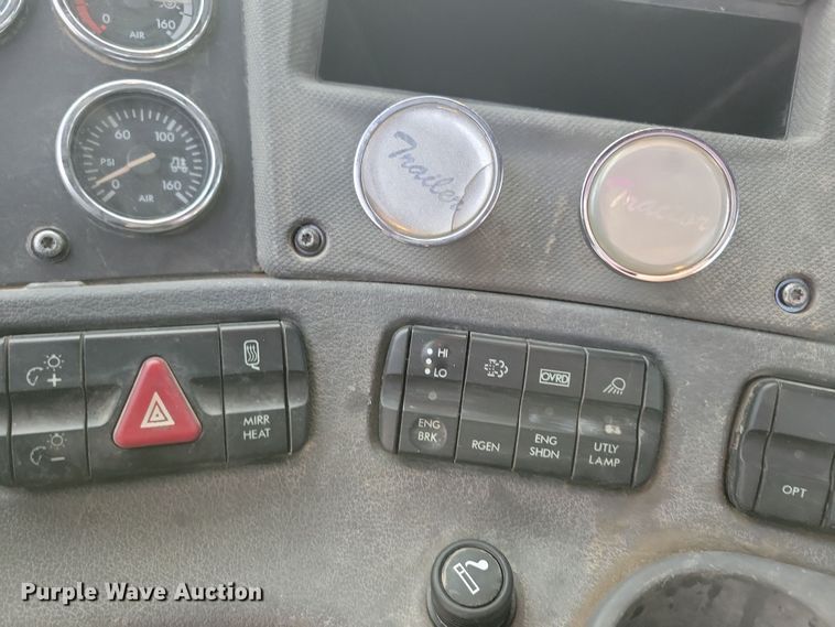 image for item NB9982 2014 Freightliner Cascadia 125 semi truck