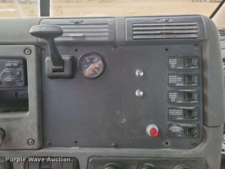 image for item NB9982 2014 Freightliner Cascadia 125 semi truck