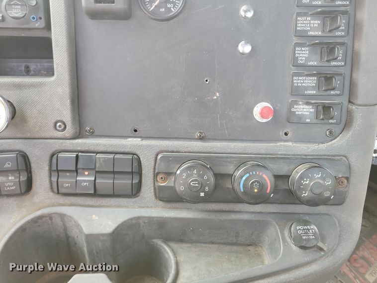 image for item NB9982 2014 Freightliner Cascadia 125 semi truck