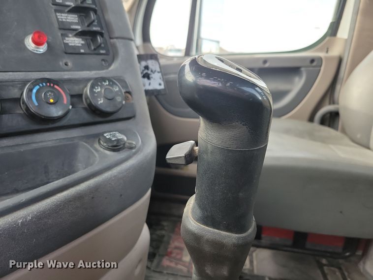 image for item NB9982 2014 Freightliner Cascadia 125 semi truck