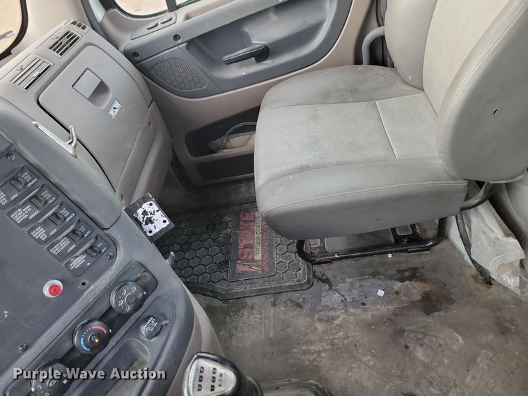 image for item NB9982 2014 Freightliner Cascadia 125 semi truck