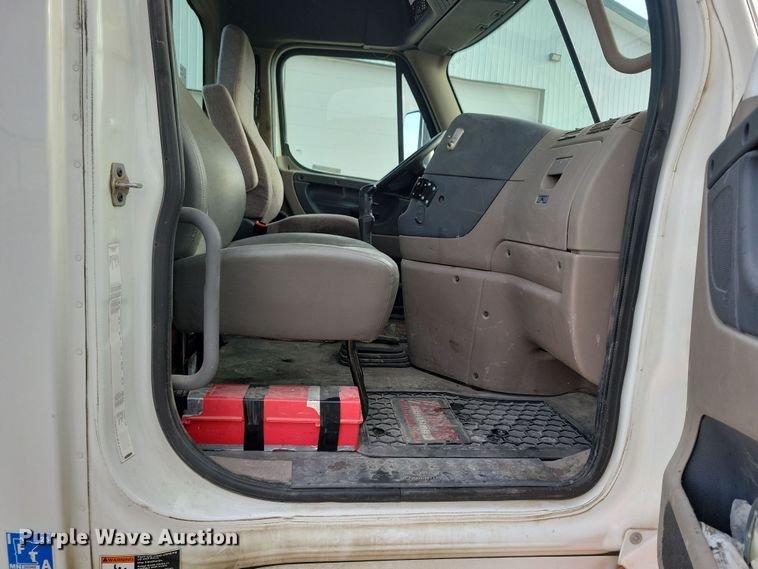 image for item NB9982 2014 Freightliner Cascadia 125 semi truck