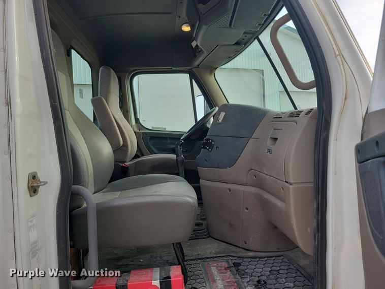 image for item NB9982 2014 Freightliner Cascadia 125 semi truck