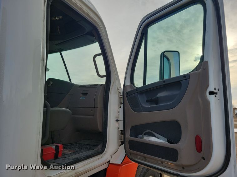 image for item NB9982 2014 Freightliner Cascadia 125 semi truck