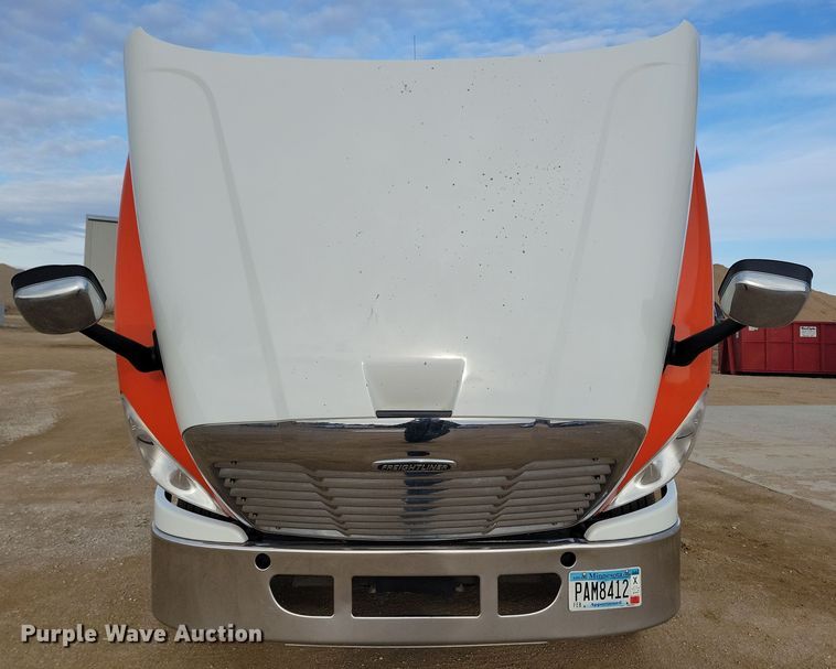 image for item NB9982 2014 Freightliner Cascadia 125 semi truck