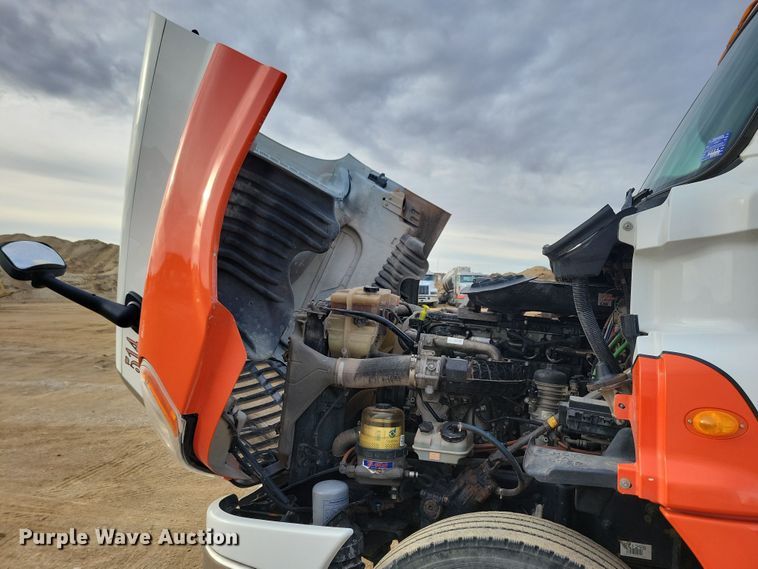 image for item NB9982 2014 Freightliner Cascadia 125 semi truck