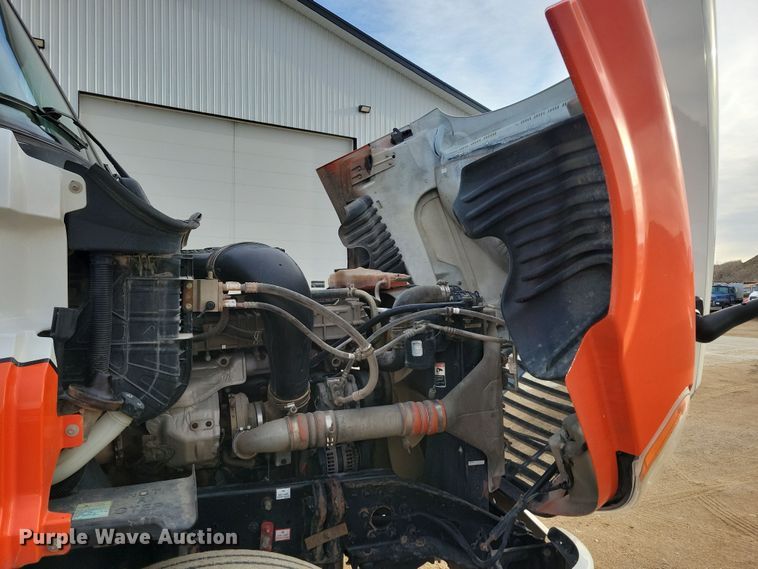 image for item NB9982 2014 Freightliner Cascadia 125 semi truck