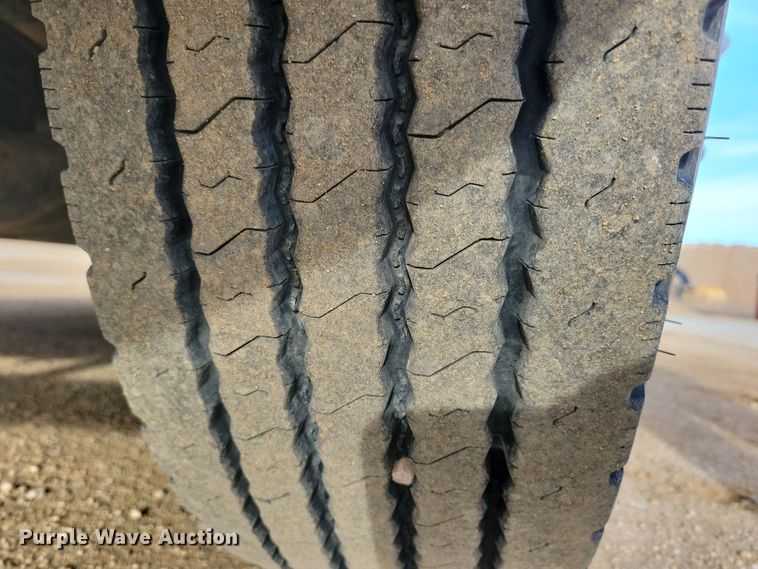 image for item NB9982 2014 Freightliner Cascadia 125 semi truck