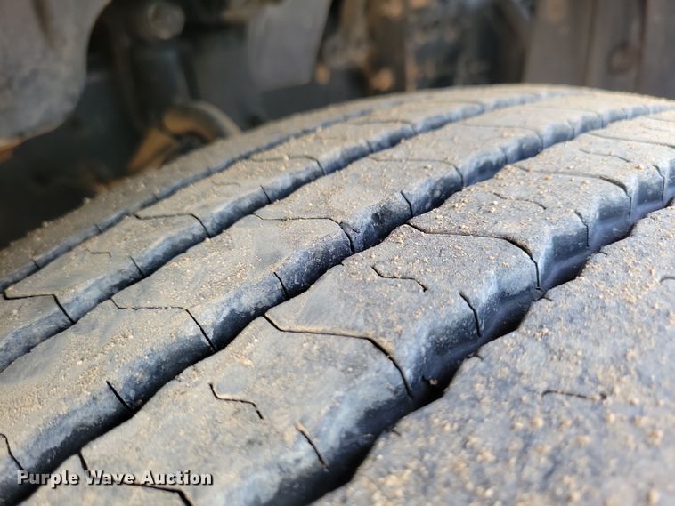 image for item NB9982 2014 Freightliner Cascadia 125 semi truck