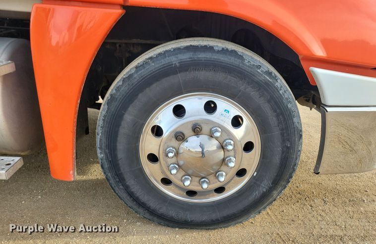 image for item NB9982 2014 Freightliner Cascadia 125 semi truck