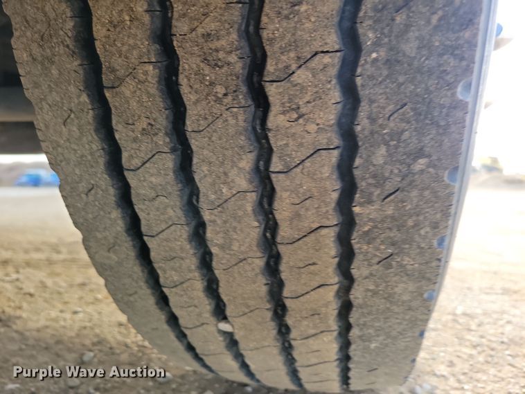 image for item NB9982 2014 Freightliner Cascadia 125 semi truck