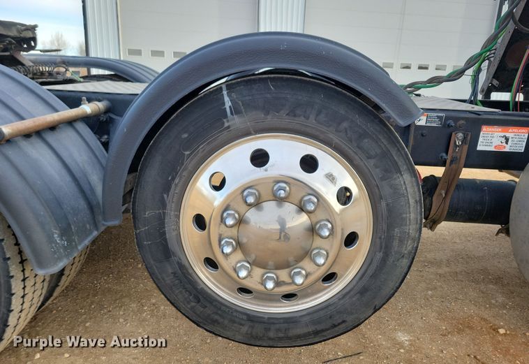 image for item NB9982 2014 Freightliner Cascadia 125 semi truck