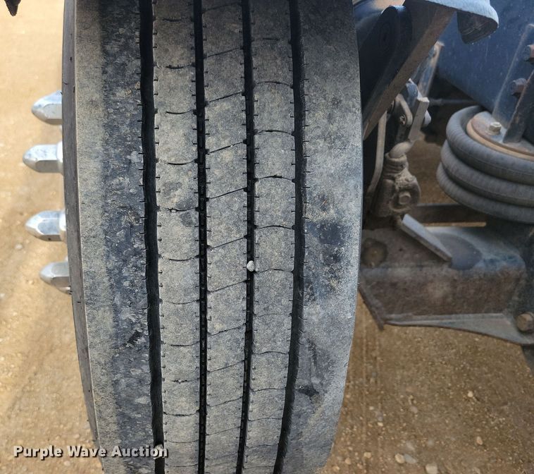 image for item NB9982 2014 Freightliner Cascadia 125 semi truck