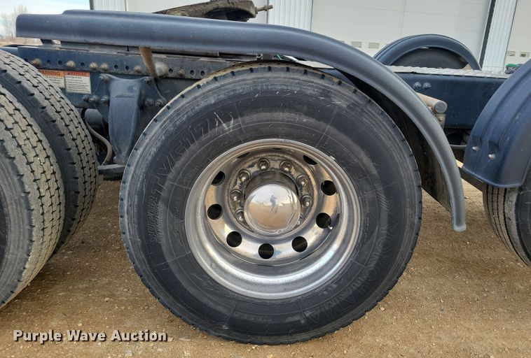 image for item NB9982 2014 Freightliner Cascadia 125 semi truck